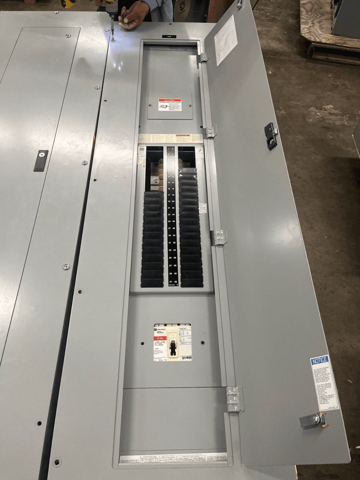 Cutler Hammer PRL2A Panelboard 400A 277/480V 3PH 4W 42Cir Indoor Encl MLO P575 – image 1