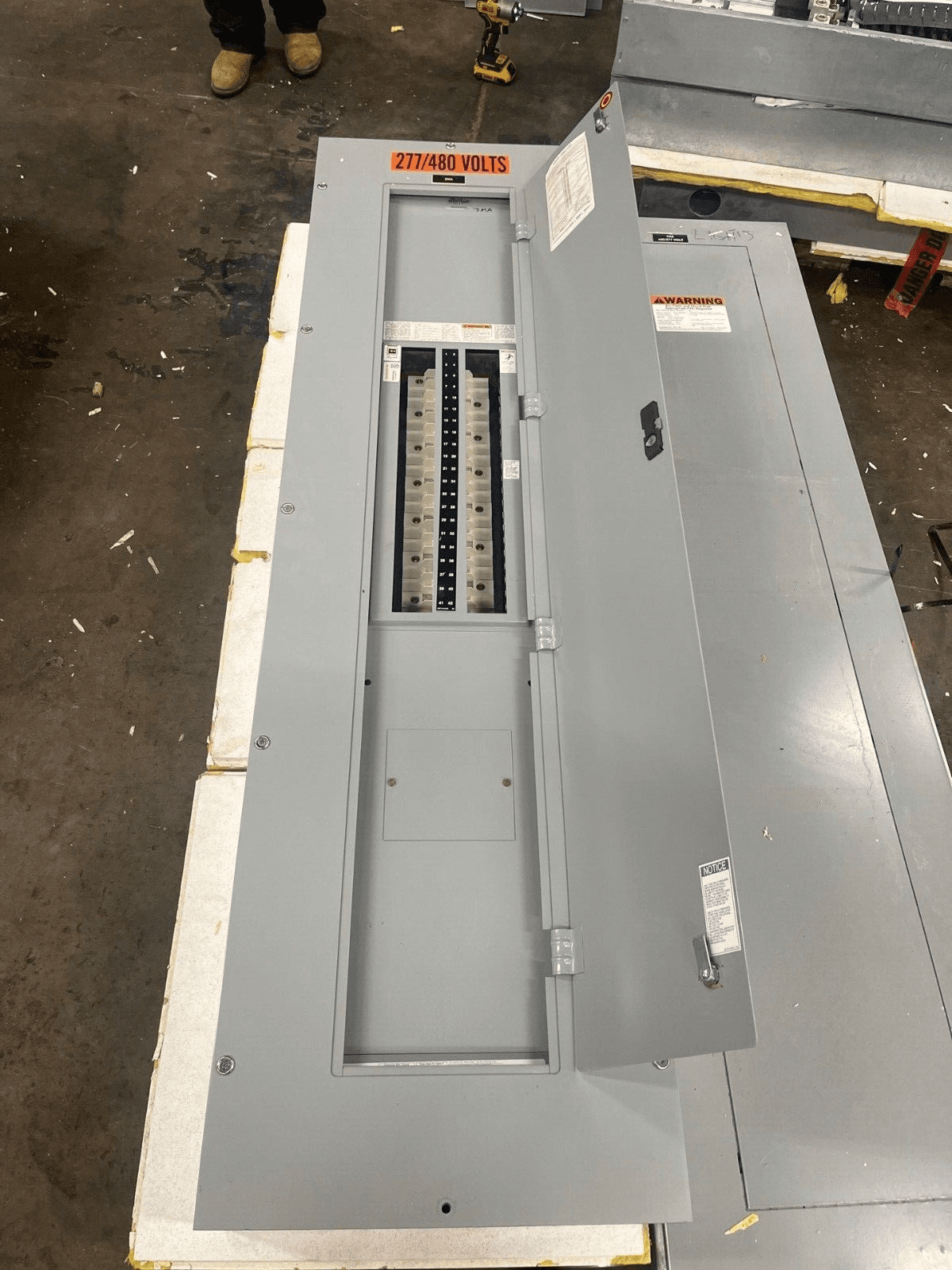 Cutler Hammer PRL2A Panelboard 400A 277/480V 3PH 4W Indoor Encl 42 Circuit MLO P581 – image 1