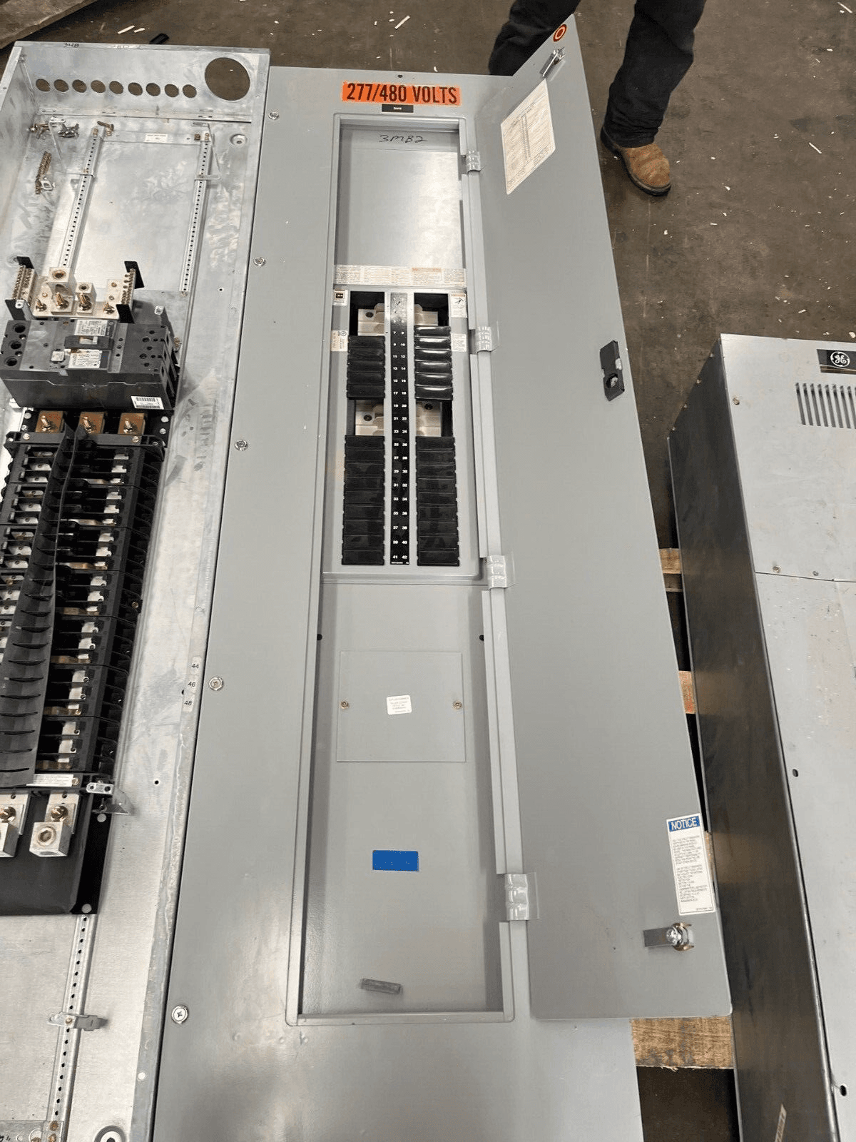 Cutler Hammer PRL2A Panelboard 400A 277/480V 3PH 4W Indoor Encl MLO P587 – image 1