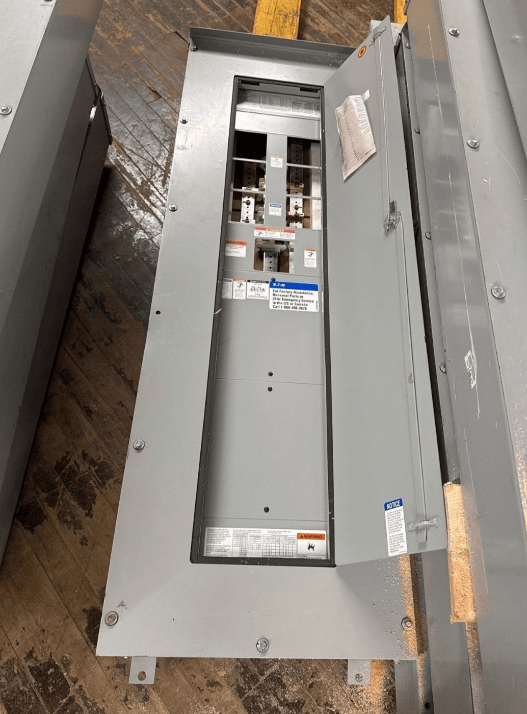 Eaton PRL3a Panelboard 400A 480/277V 3PH 4W 18 Circuit MLO Outdoor P285 – image 1