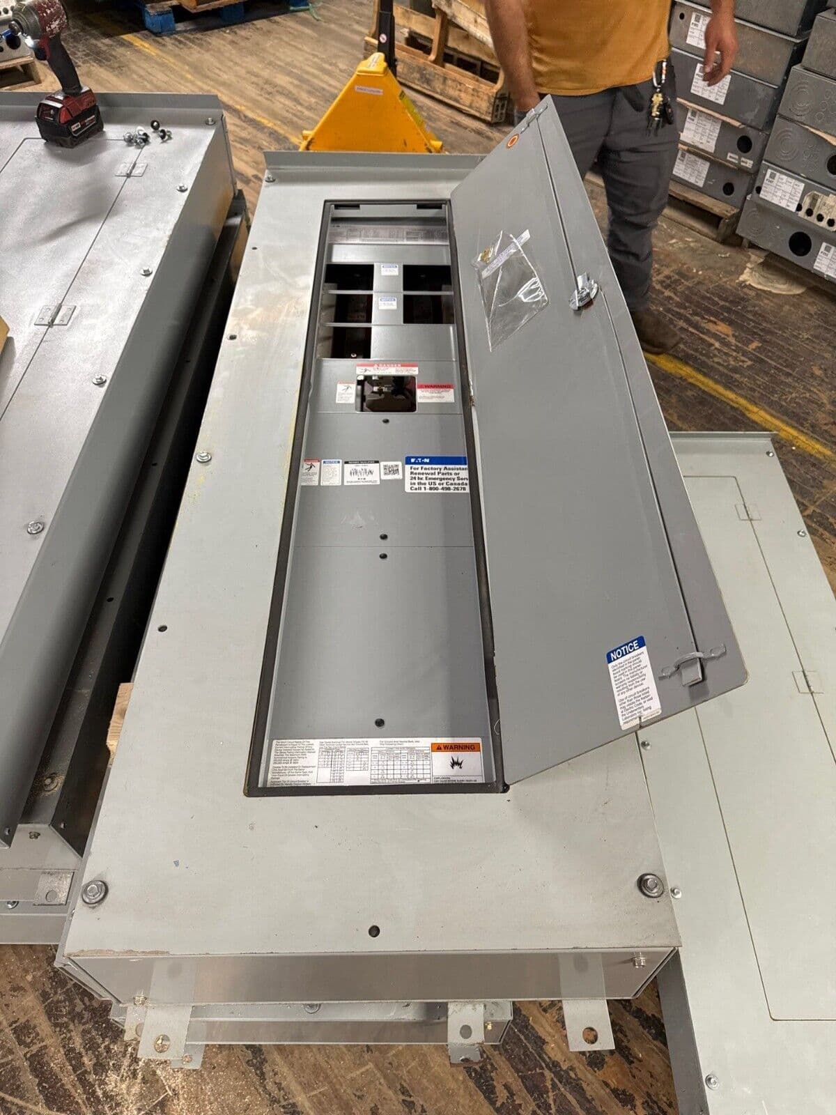 Eaton PRL3a Panelboard 400A 480/277V 3PH 4W 18 Circuit MLO P287 – image 1