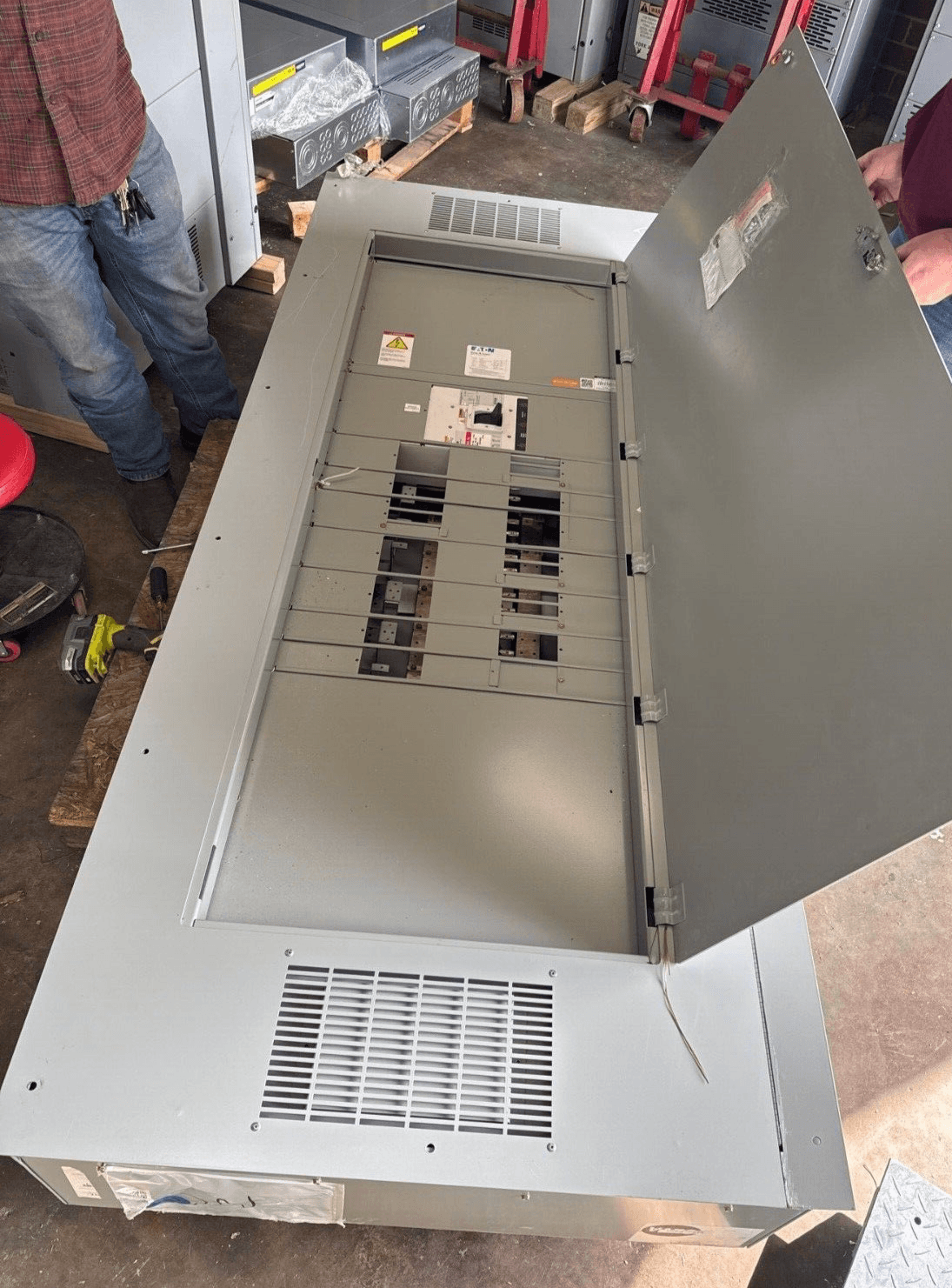 Eaton PRL4B Panelboard 800A 240/120V 3PH 4W Indoor Encl 36 Cir MCB P633 – image 1