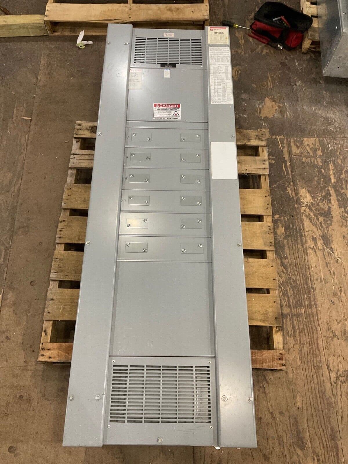 Cutler Hammer PRL4B Panelboard 800A 480/277V 3PH 4W MLO Indoor P667 – image 1