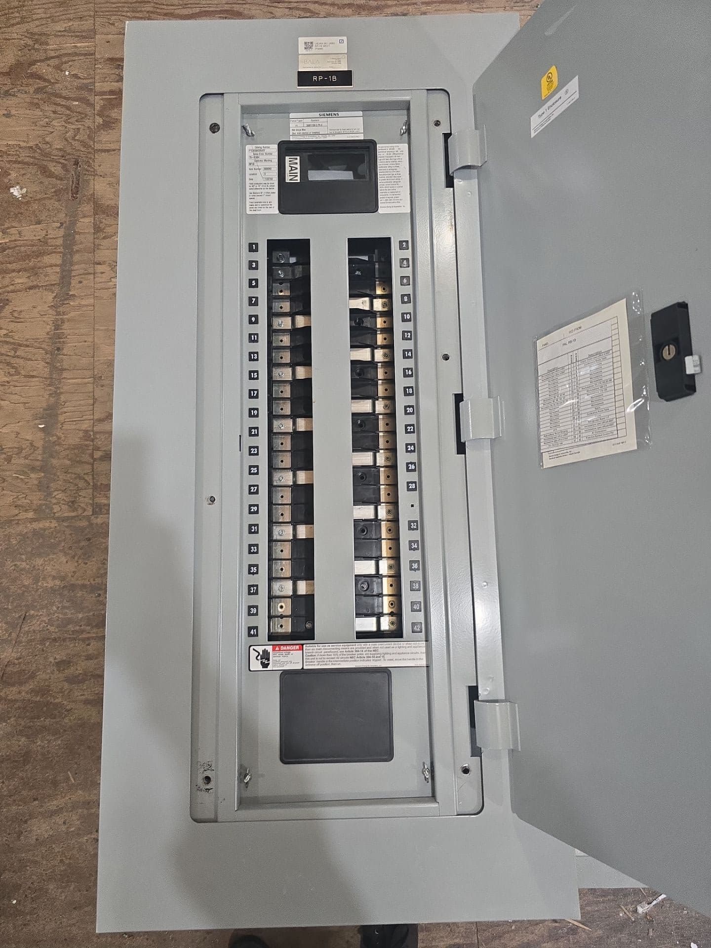 Siemens P1 P1C42QH225ATF Panelboard 225A 208/120V 3PH 4W 225 Amp Panel MCB 42Cir – image 1