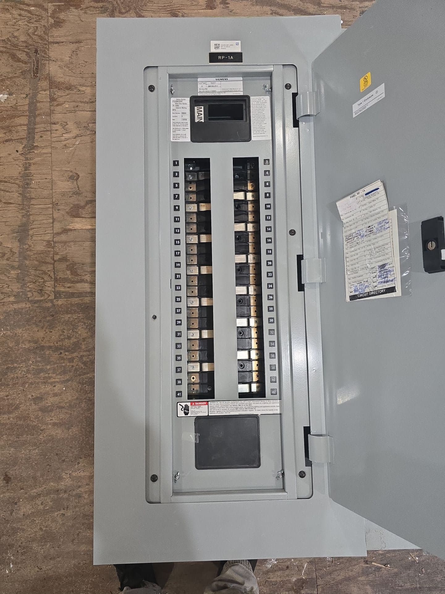 Siemens P1 P1C42QH225ATF Panelboard 225A 208/120V 3PH 4W 225 Amp Panel 42Cir MCB – image 1