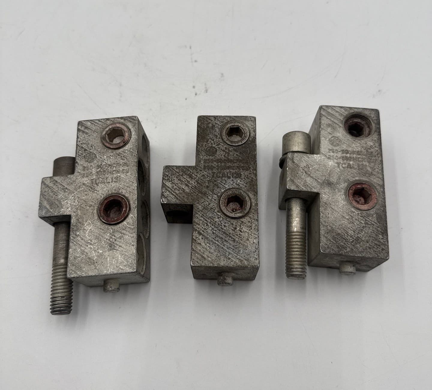 GE TCAL131 Lug Terminal 4 Barrel 250-500kcmil Al or 250-350kcmil CU 3PC – image 1