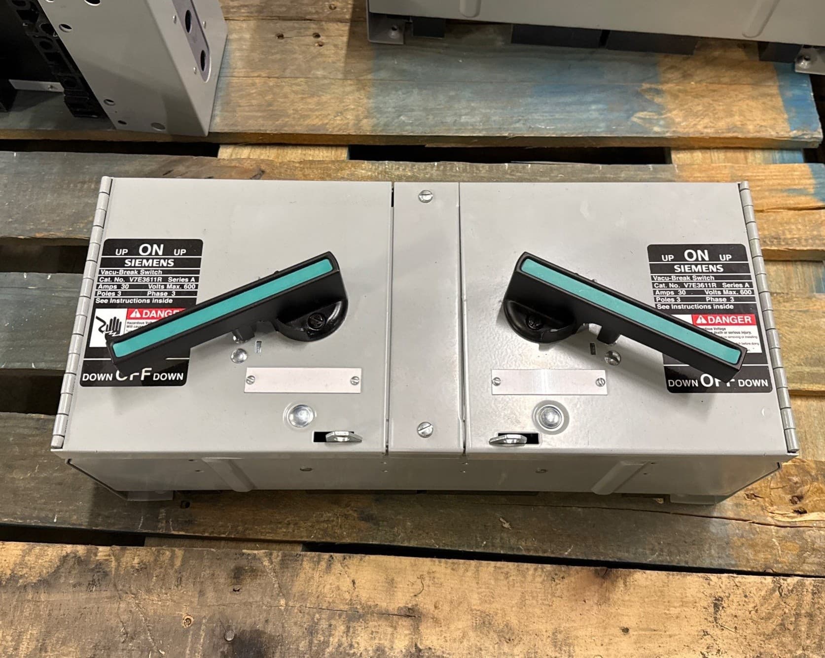 Siemens V7E3611R Vacu-Break Panelboard Switch 30A 3P 600V 3PH 30 Amp V7E3611 – image 1