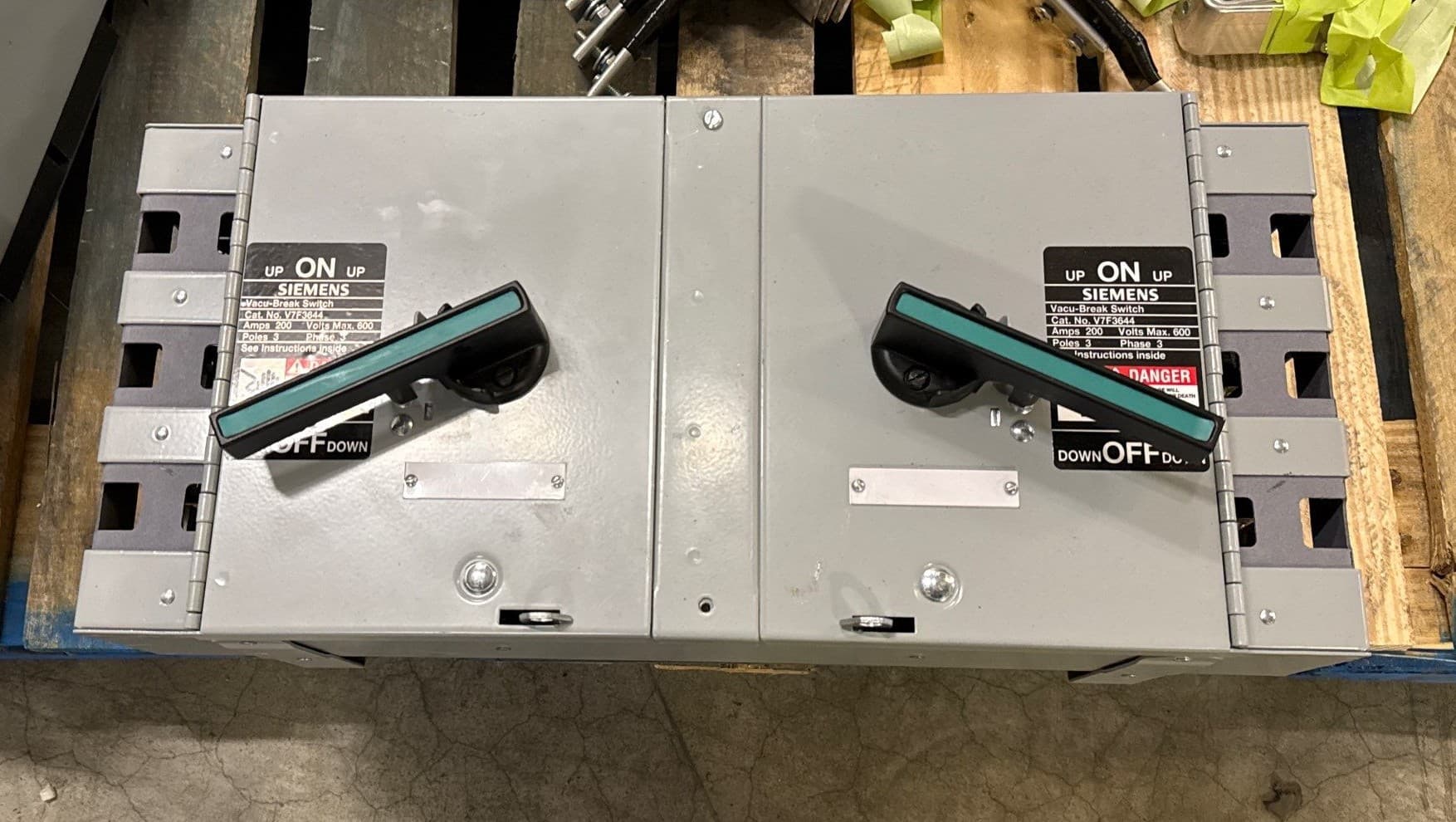 Siemens V7F3644 Vacu-Breaker Panelboard Switch 200A 3P 600V 3PH 200 Amp – image 1