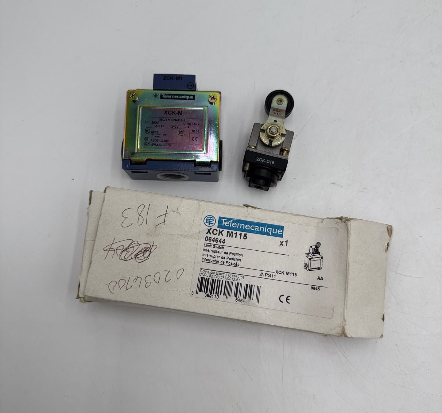 Telemecanique XCKM115 Limit Switch Metal Body Rotary Head w Roller Lever – image 1