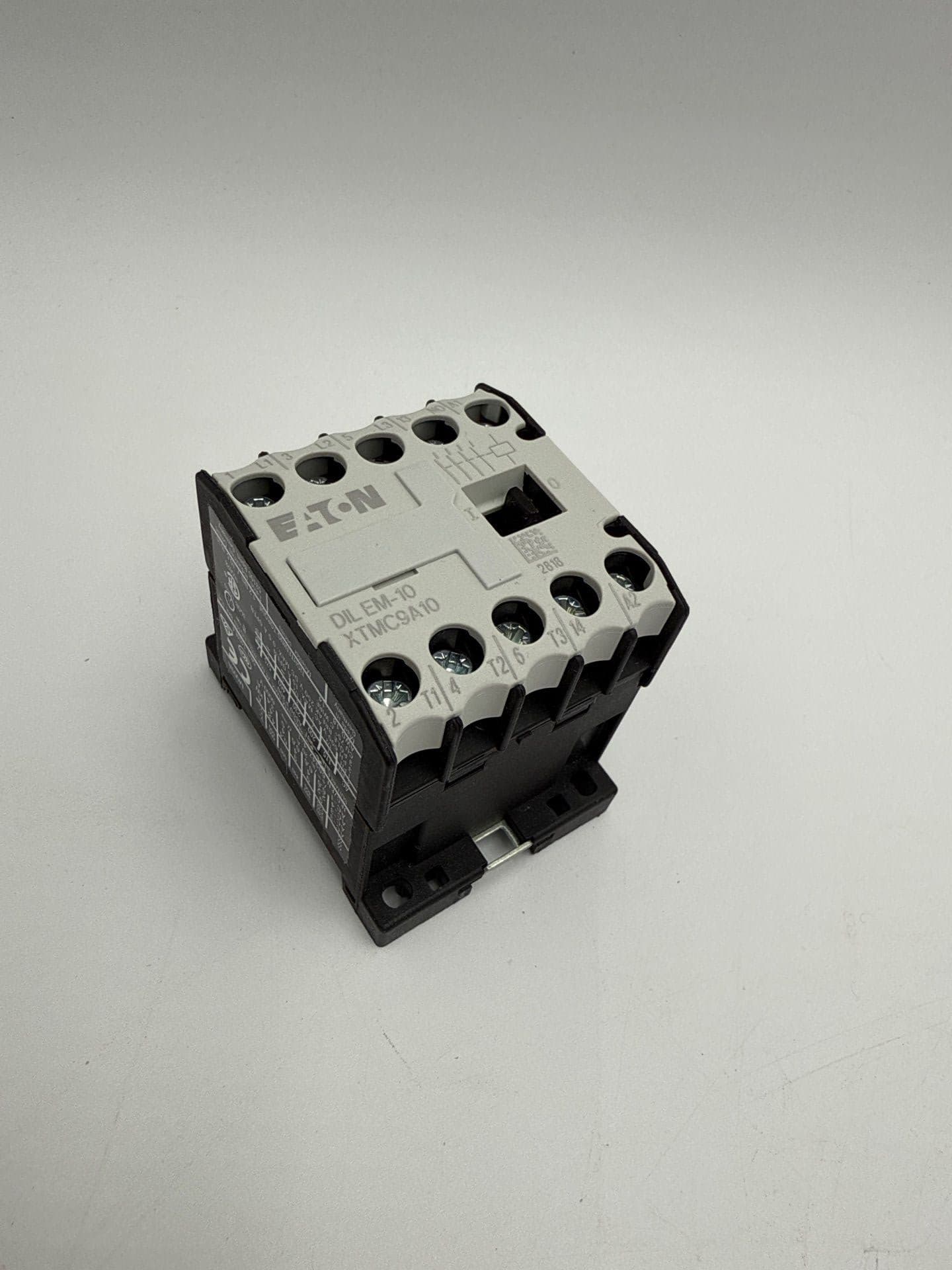 Eaton XTMC9A10A Contactor DILEM-10 Coil 110/120V 3PST-NO 3P 5HP 690V DIN – image 1