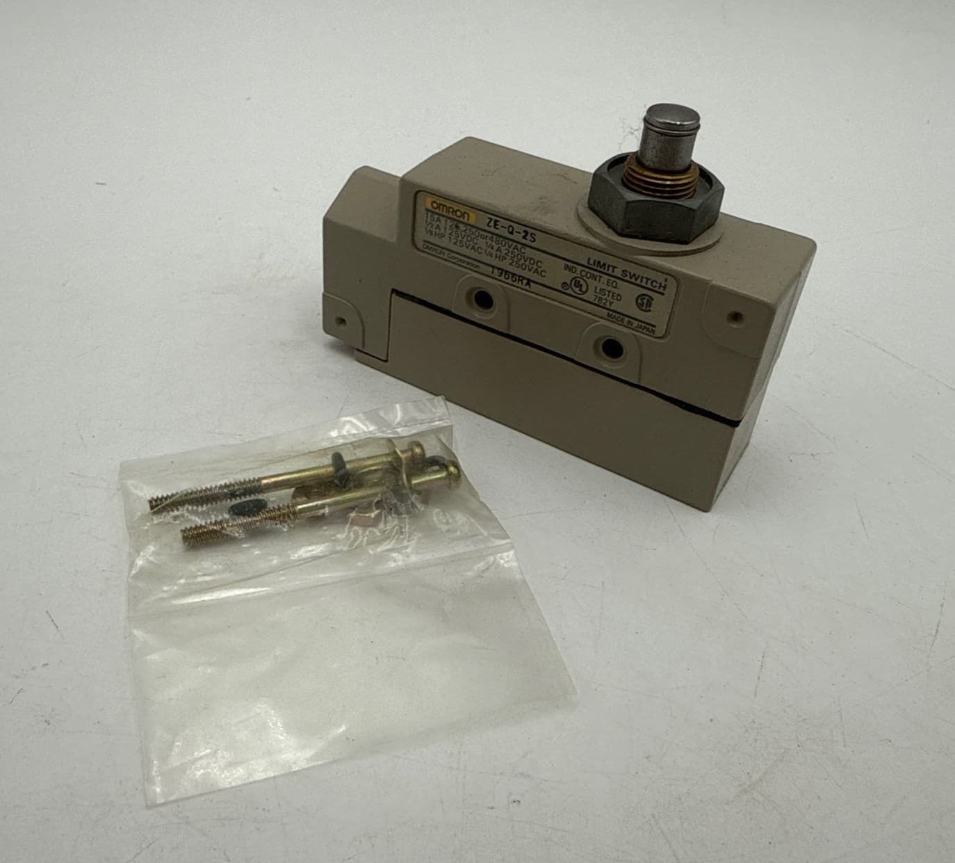Omron ZE-Q-2S Plunger Style Limit Switch SPDT 15A 480V – image 1