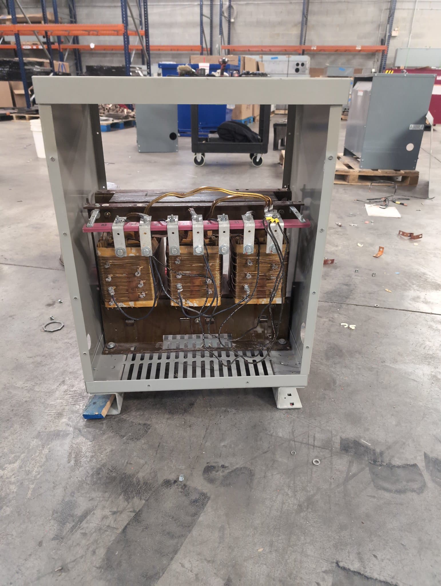 GE 9T23B3973G03 Dry Type Transformer 45kVA 480V-208/120V Indoor – image 1