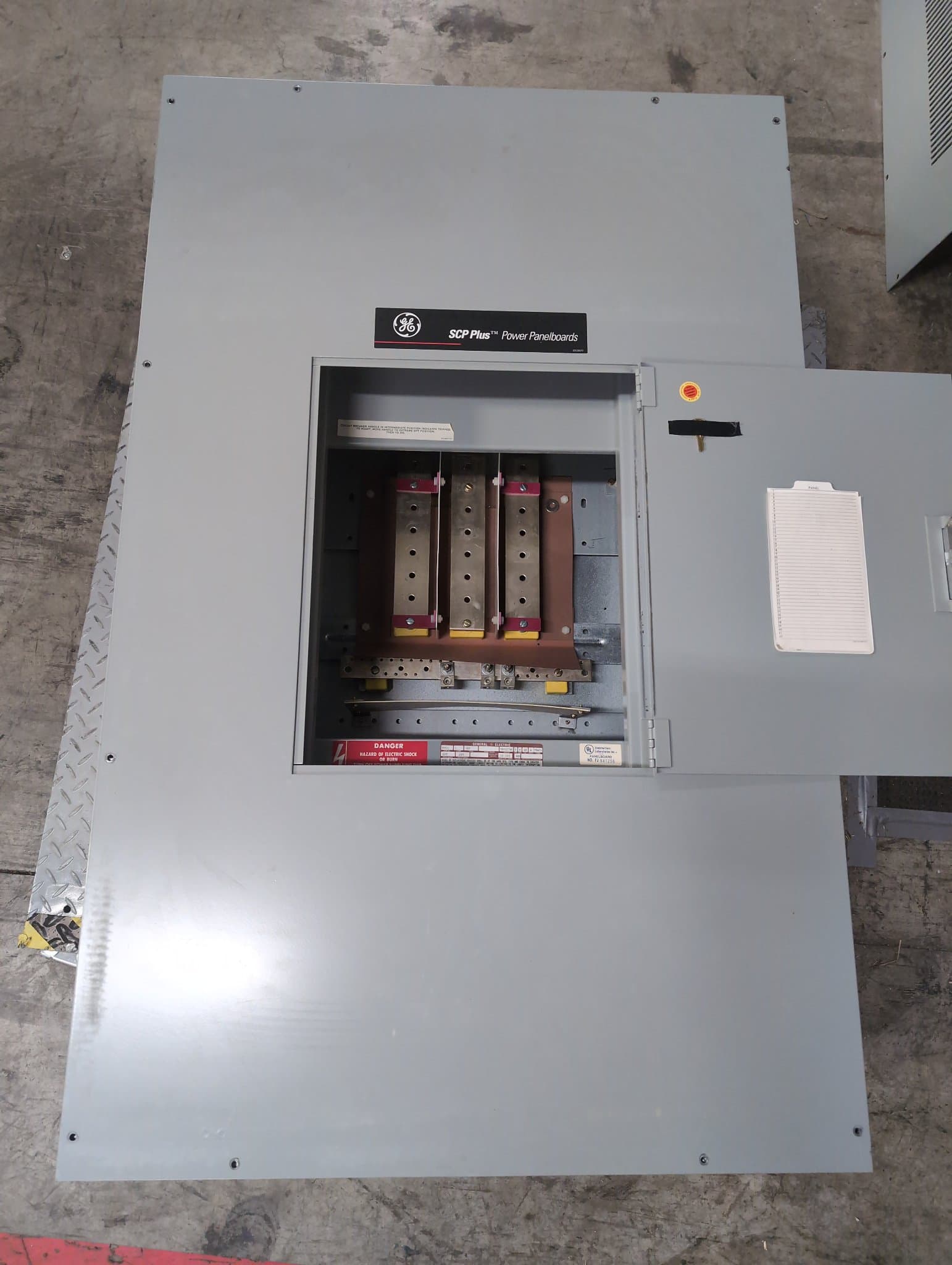 GE SCP Panelboard 225A 480/277V MLO 14 Cir NEMA 2