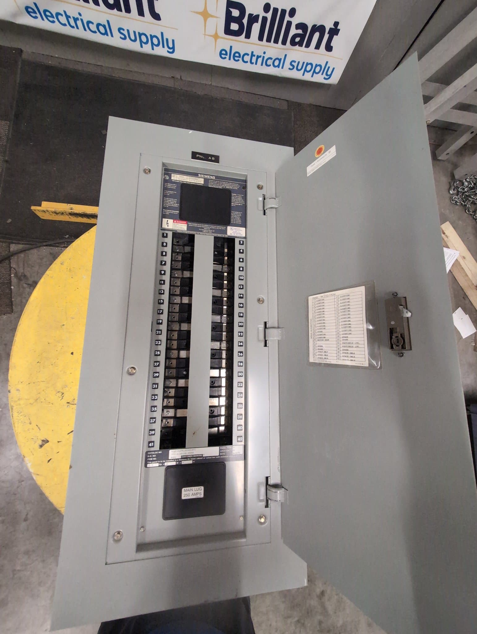 Siemens S1C42ML250CBS Panelboard 250A 208/120V MLO 42 Cir NEMA 1 – image 1