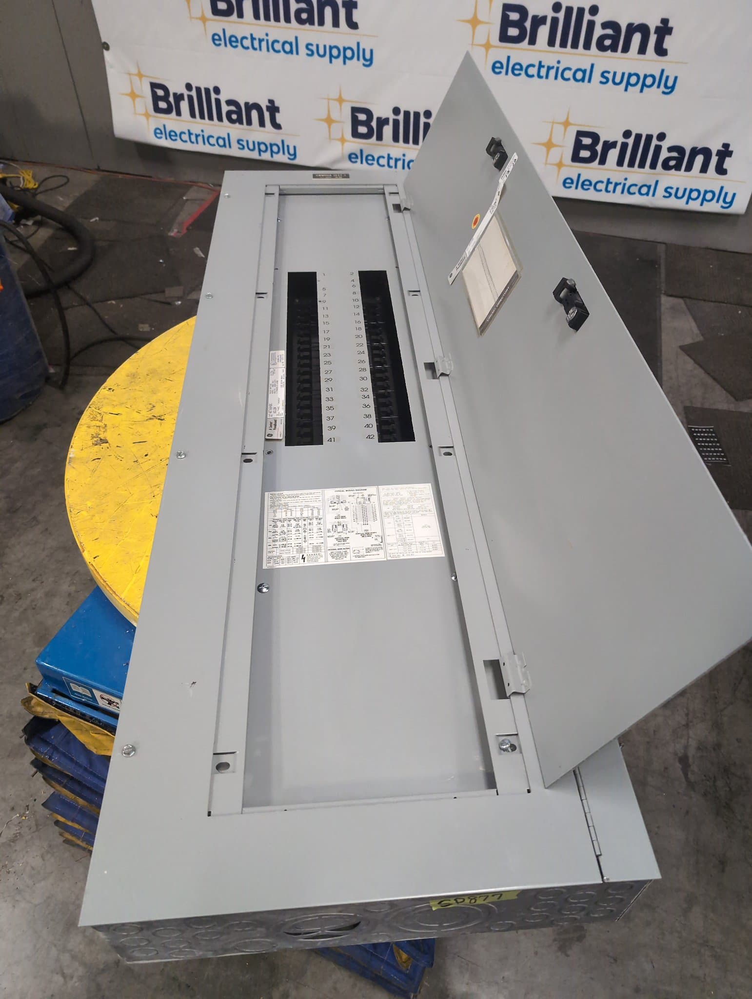 GE AEF3424SBX Panelboard 400A 480V MLO 42 Cir NEMA 1